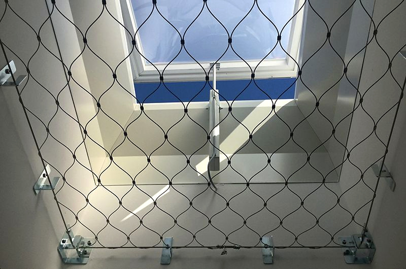 Schutznetz als Durchsturzsicherung an einer Dachöffnung