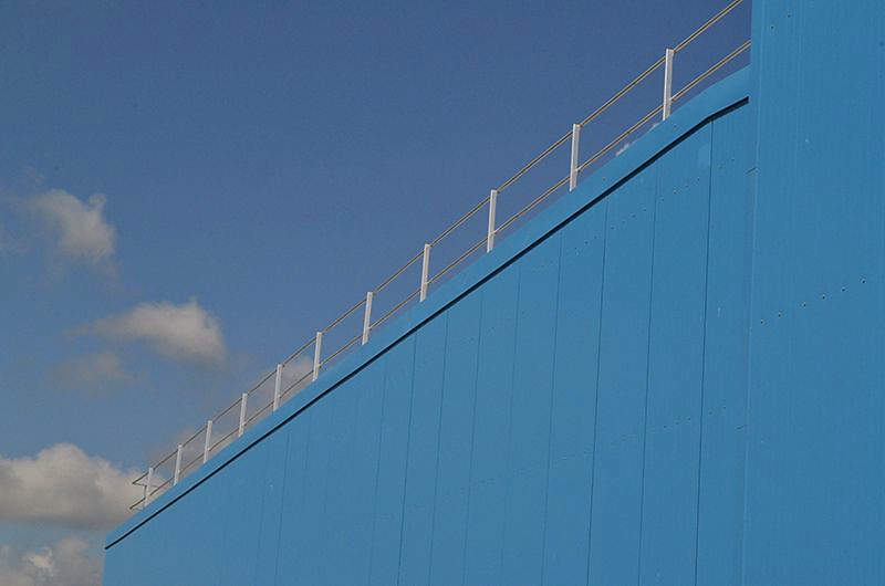 Kollektives Geländersystem auf einem Flachdach
