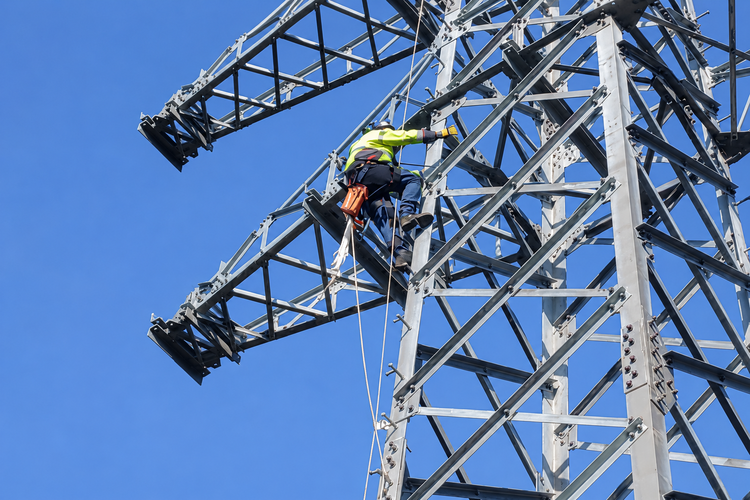 Monteur bei Arbeiten an einer Absturzsicherung