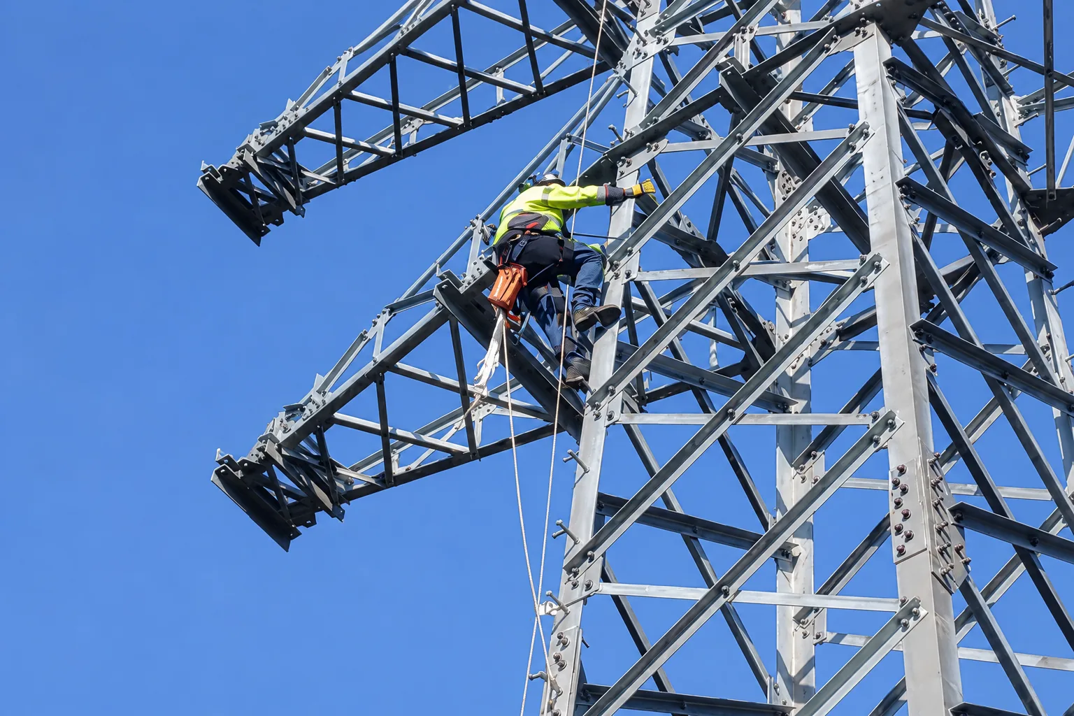 Monteur bei Arbeiten an einer Absturzsicherung